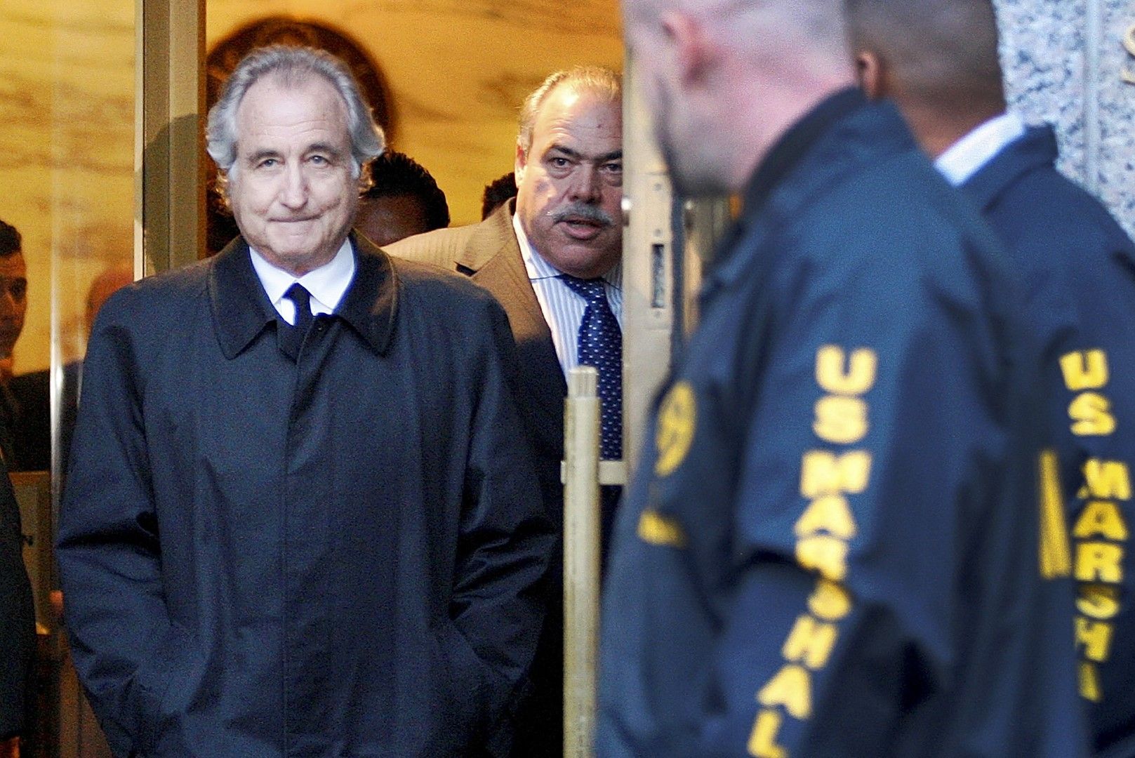 Финансистът Бернард Мадоф напуска американския окръжен съд в Манхатън след изслушване под гаранция в Ню Йорк, понеделник, 5 януари 2009 г. 
