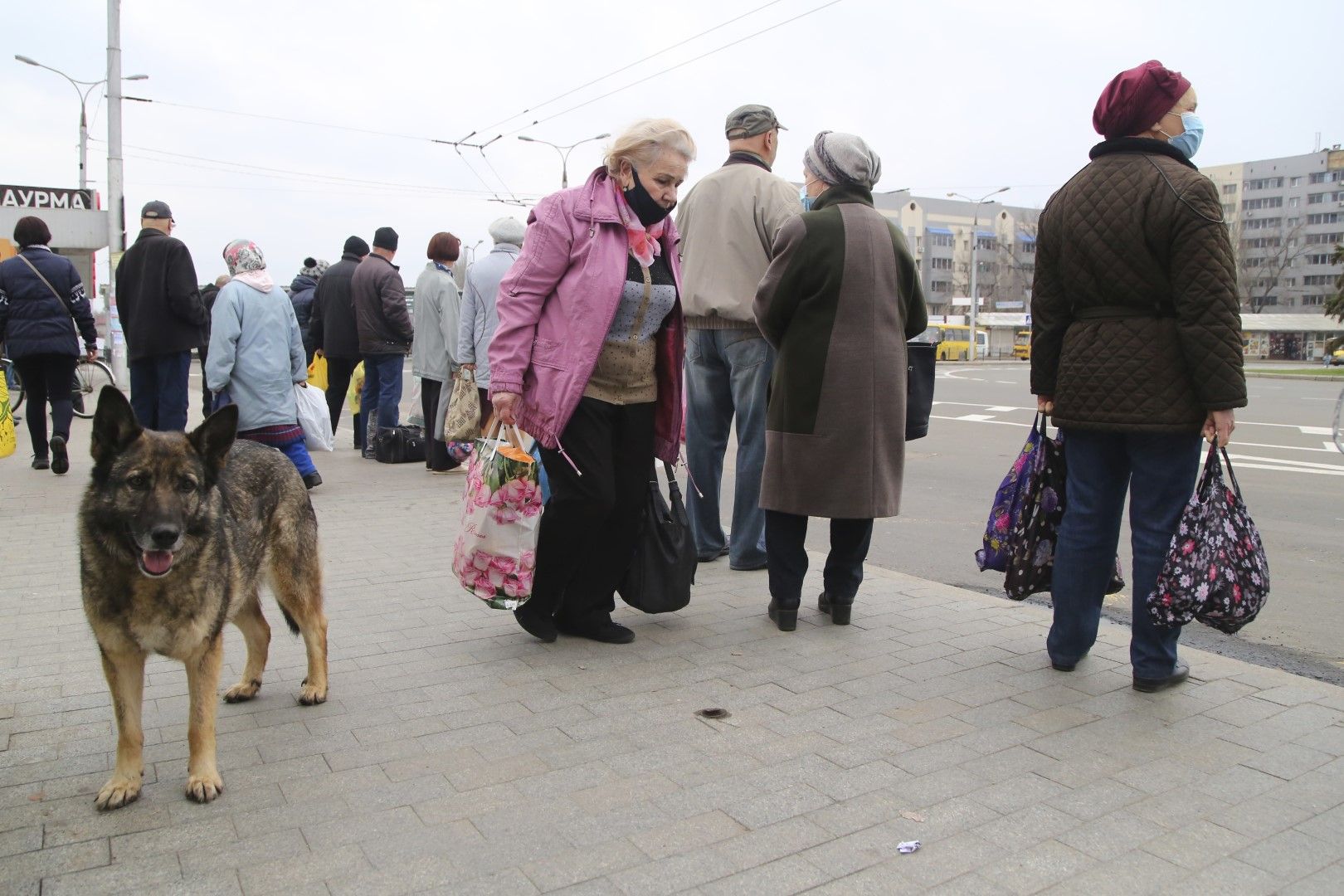 Хора се събират на автобусна спирка в Донецк, град в Източна Украйна, контролиран от сепаратистите