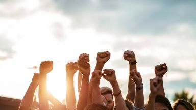 Над сто души се събраха вчера следобед пред сградата на