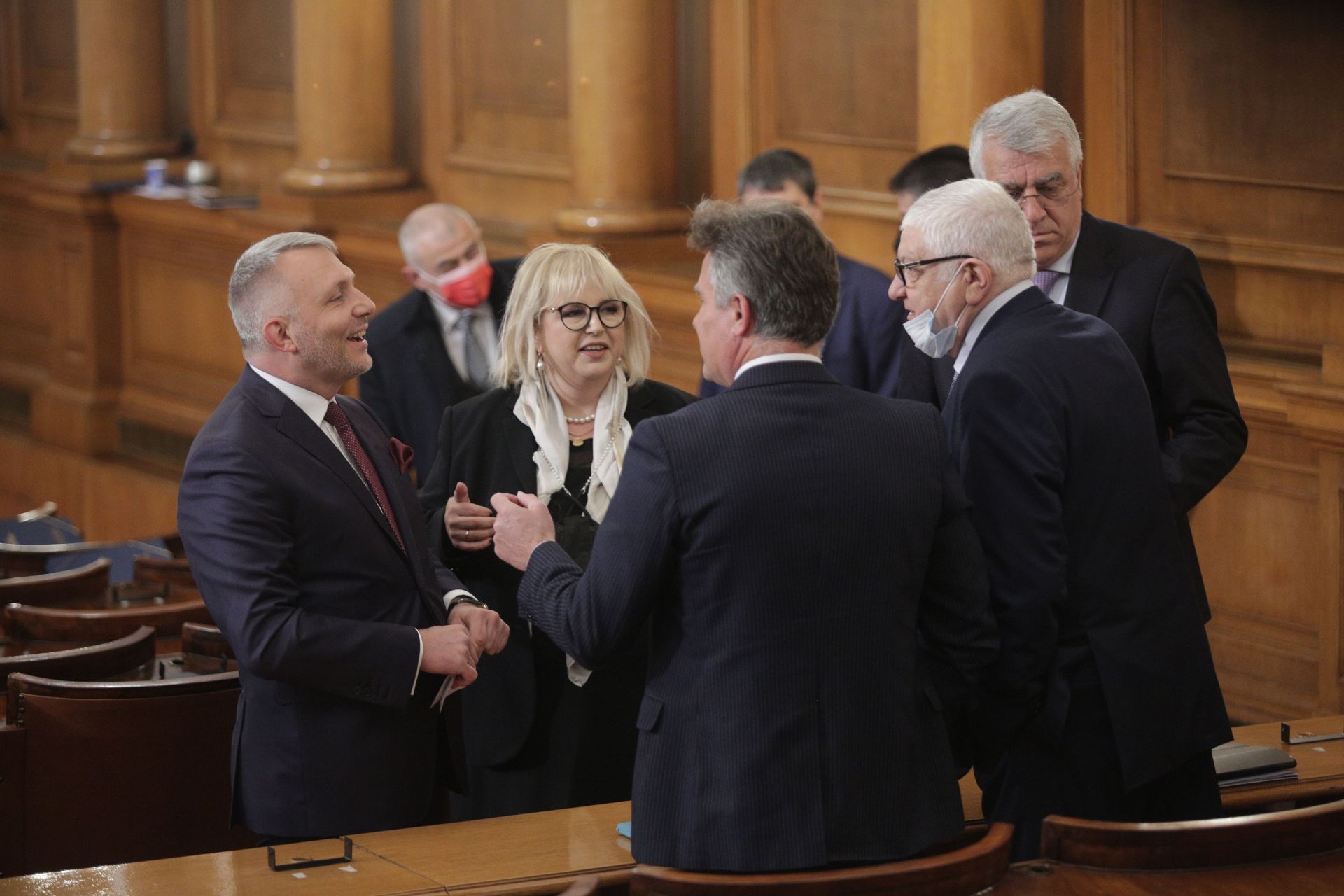 Николай Хдажигенов и Мария Капон разговарят с депутати от БСП без маски