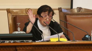 На основание член 111 ал 2 от Конституцията на Република