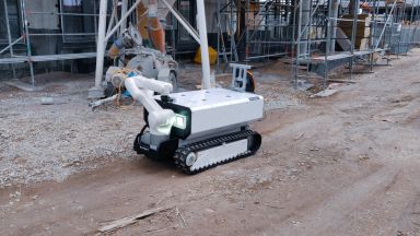 Модулен робот се изявява като строителен работник