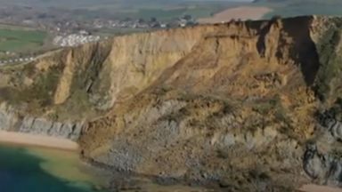 4 хиляди тона скали се сринаха и затрупаха плажната ивица