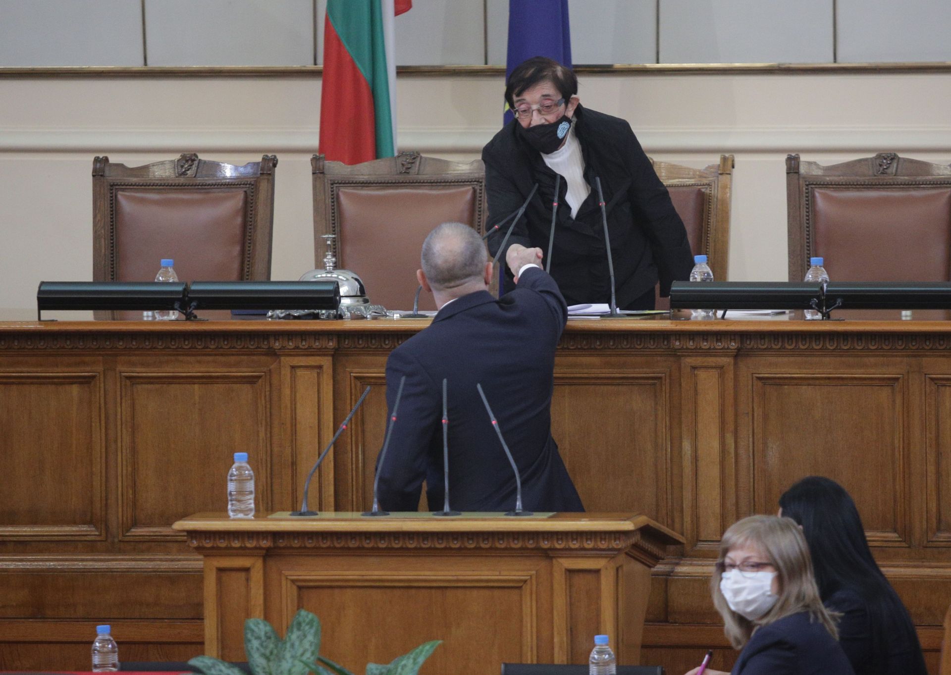 Президентът Радев поздравява най-възрастния депутат - Мика Зайкова