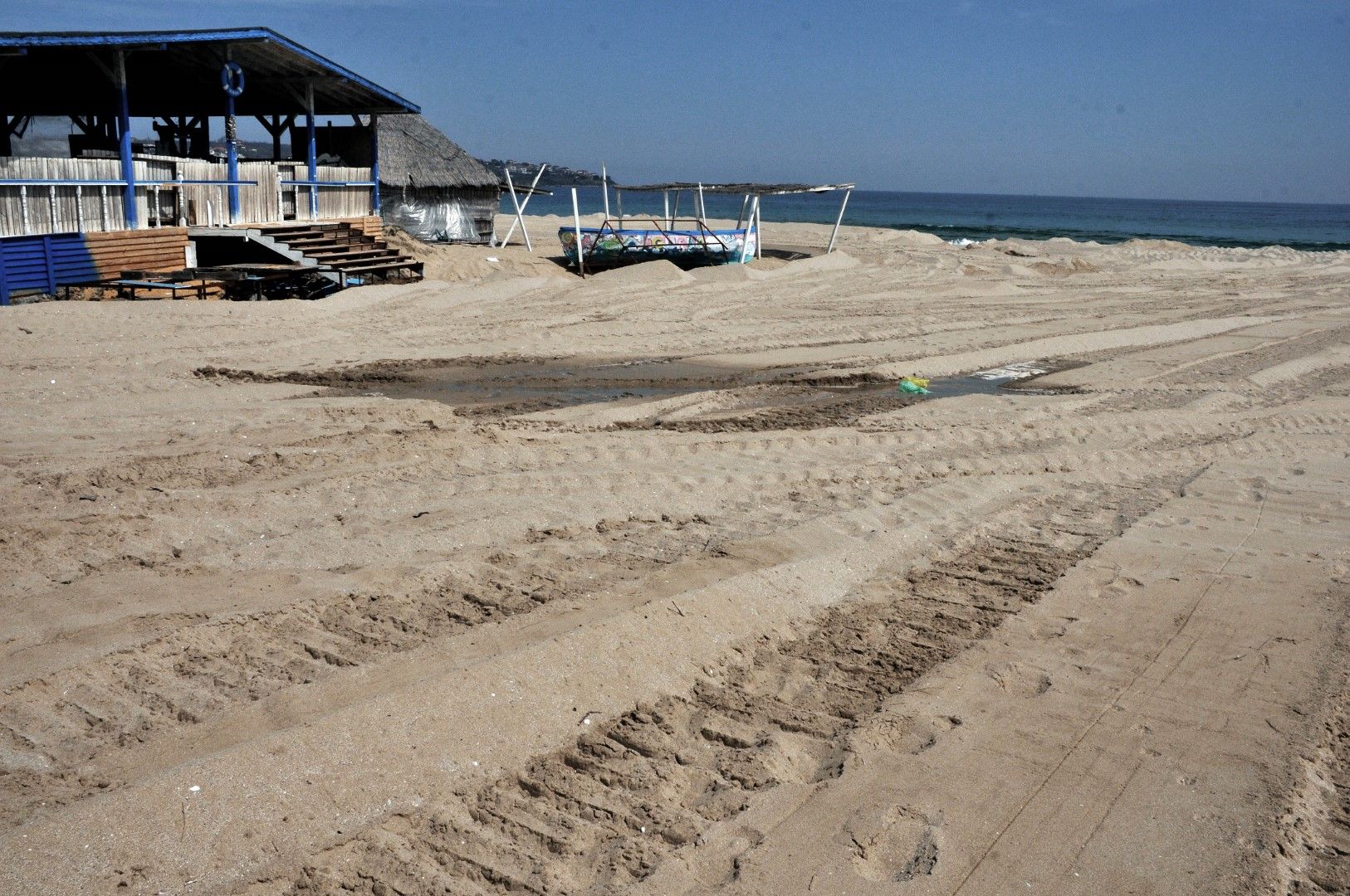 Представители на РИОСВ-Бургас  са извършили проверка на теренна плажната ивици на къмпинг „Смокини-север" в близост до Созопол, относно разстилането на  пясъка на плажната ивица