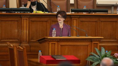 Десислава Атанасова: Не носим отговорност при избори лятото, за да си вдигат резултата някои