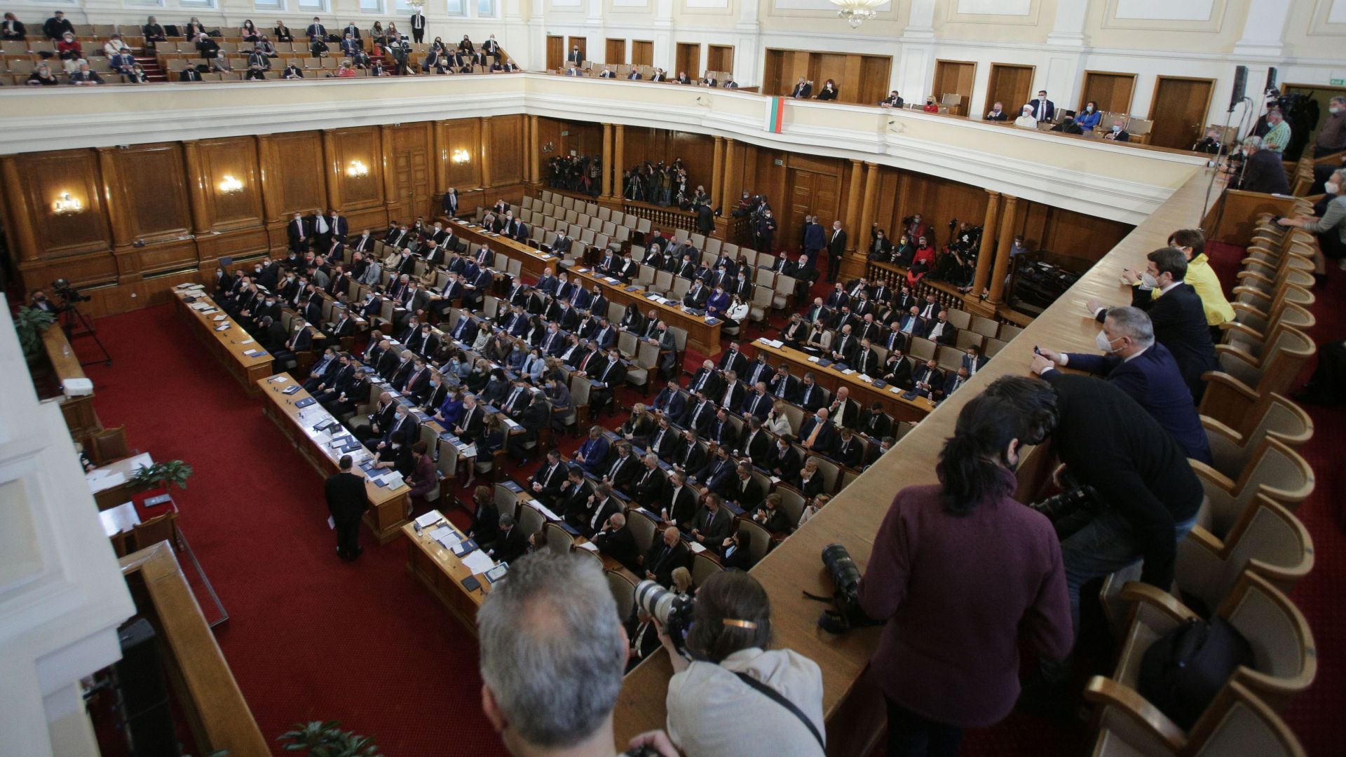 Проследихте на живо с Dir.bg: Първо мнозинство и програмни речи в Ден 1 за новия парламент (видео)