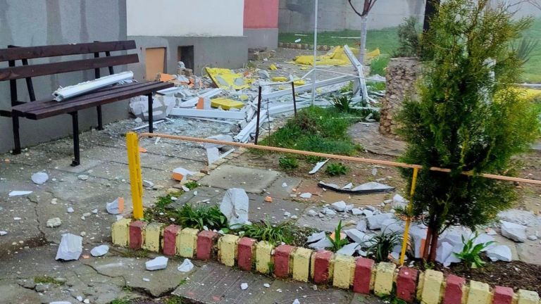 Стена на усвоена тераса на 14 етаж в санирания блок