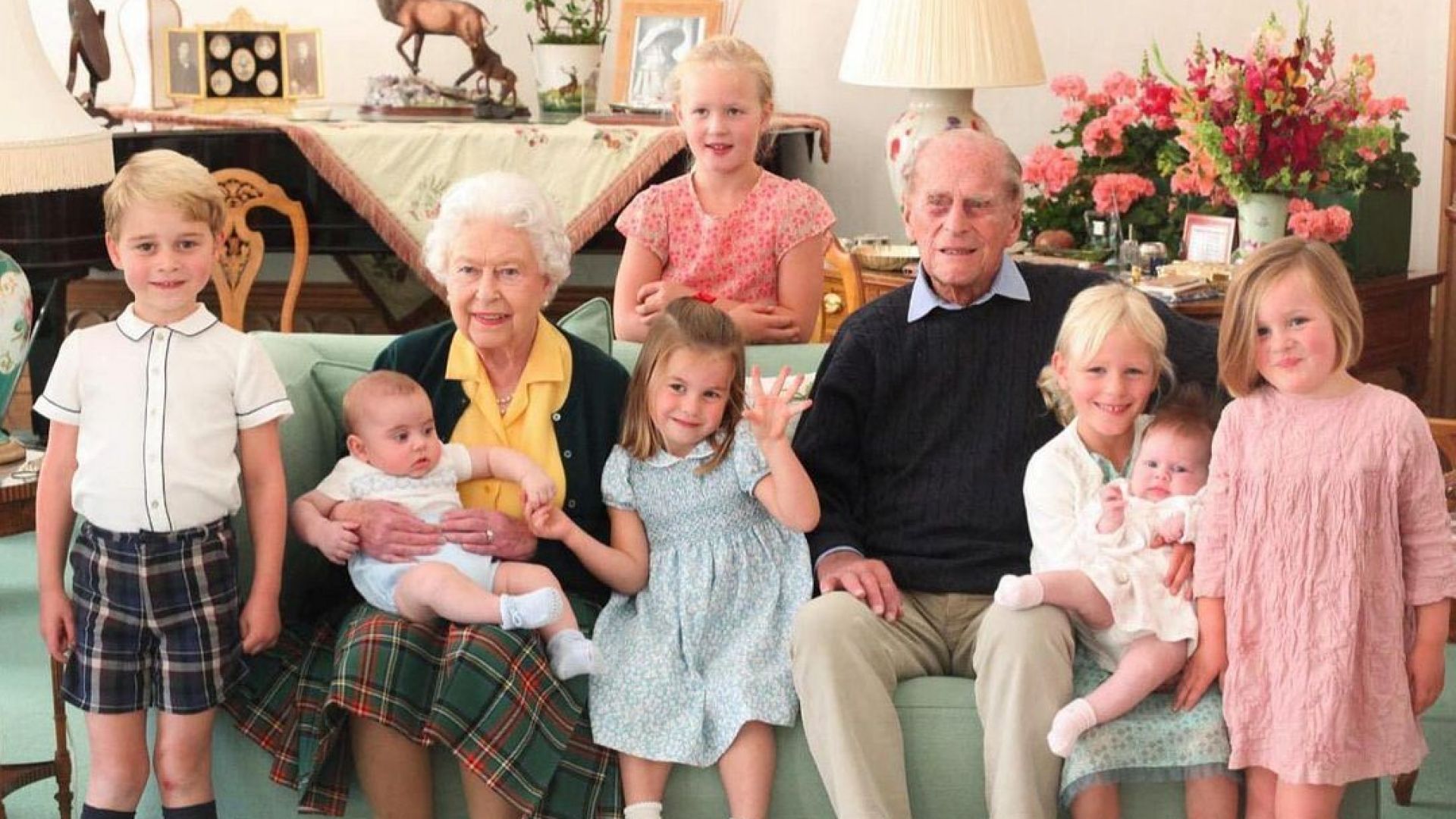 Кралица Елизабет Втора и принц Филип със седем от своите правнуци