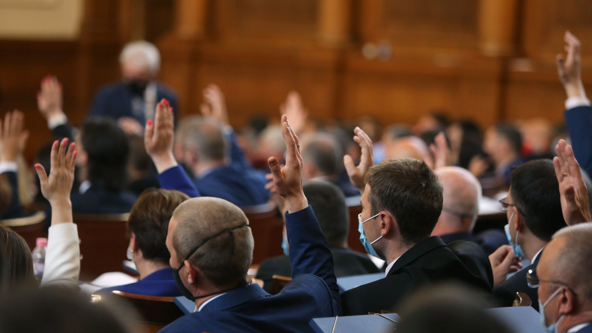 Депутатите задължиха кабинета в оставка да дойде в НС, скандал заради Росенец и пенсиите