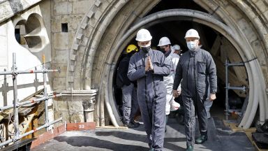 Френският президент Еманюел Макрон посети парижката катедралата Нотр Дам за