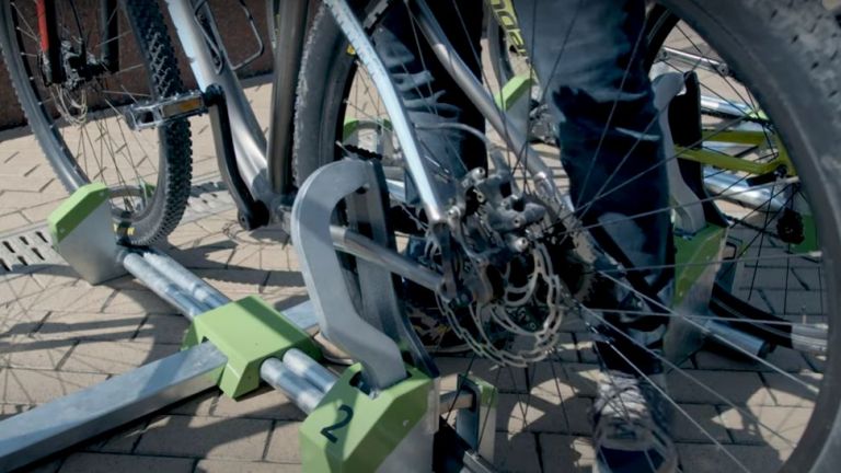 Стойки за велосипеди с иновативно заключване са поставени пилотно на