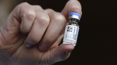 Полша започна да поставя дози от ваксината срещу коронавирус на