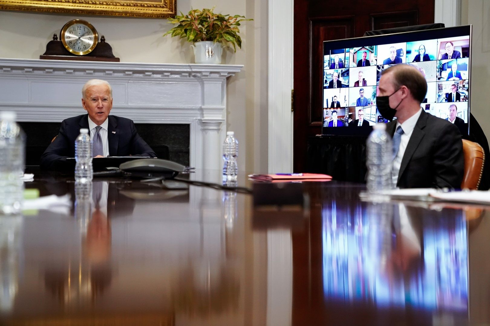 Джо Байдън и неговият съветник по националната сигурност Джейк Съливан, който каза, че целта на президента с наложените санкции е да даде значителен и правдоподобен отговор, но не и да ескалира ситуацията