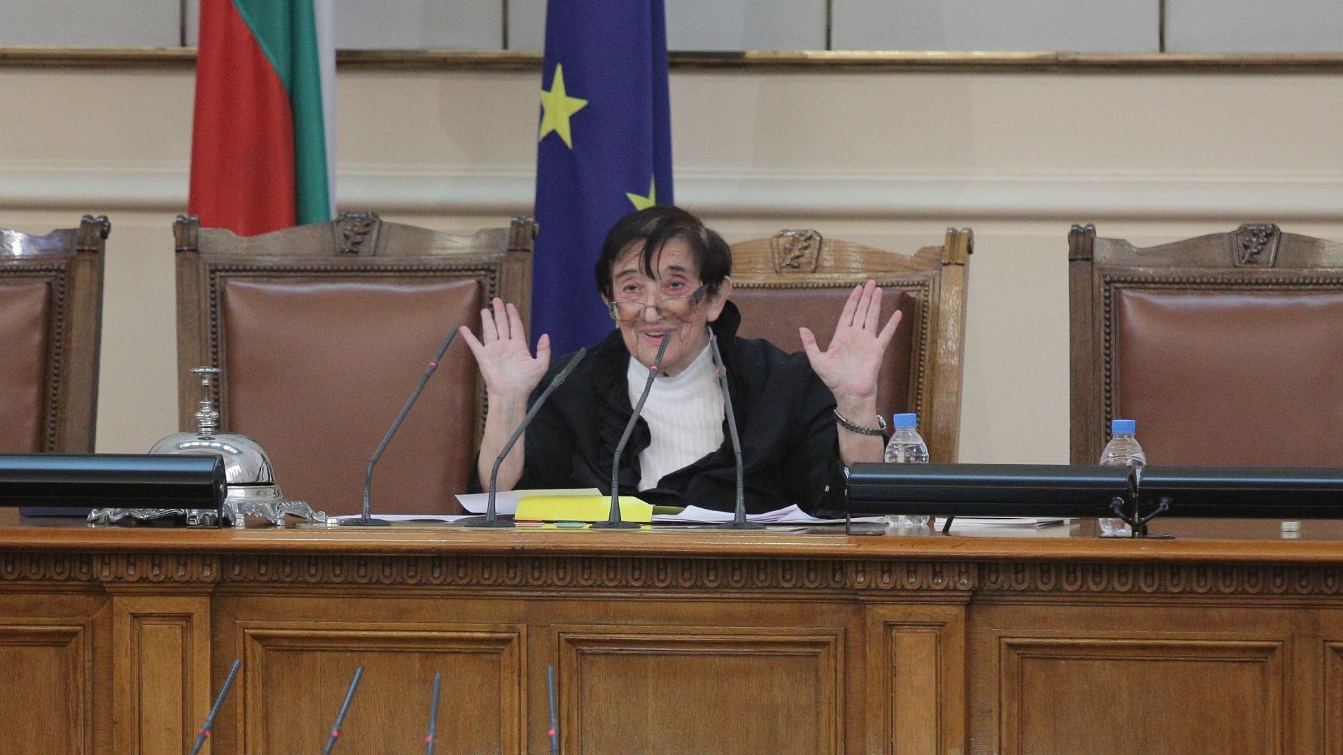 Мика Зайкова като председателстващ парламента