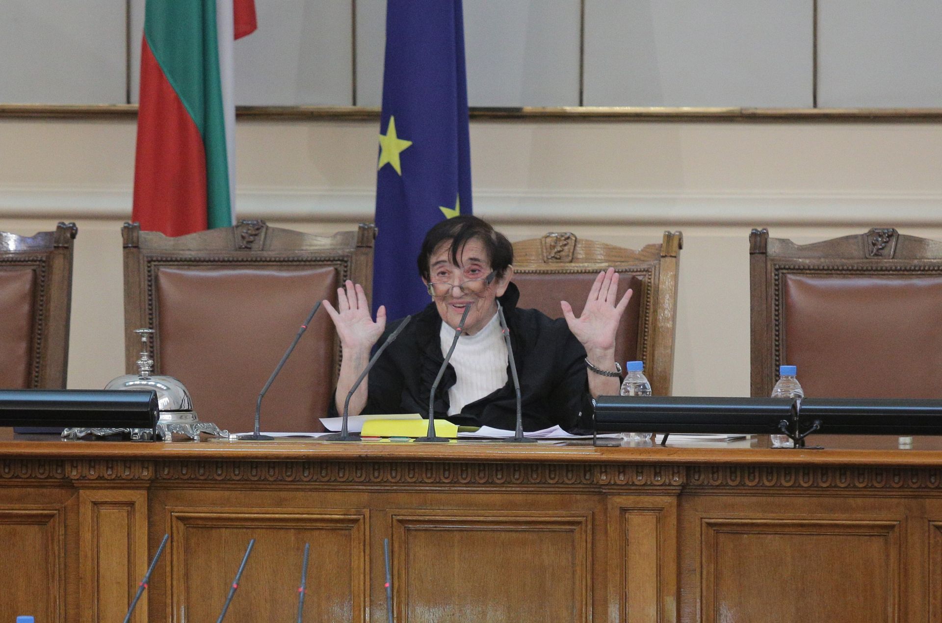 Мика Зайкова като председателстващ парламента