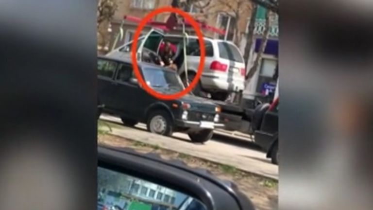 Паяк вдигна автомобил с дете в Плевен. Сцената се развива