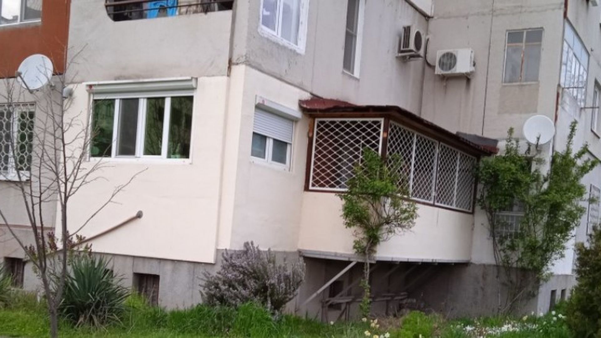 Пловдивчанин си построи тераса в панелен блок