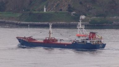 Турски товарен кораб заседна край остров Бозджаада Северозападна Турция предаде