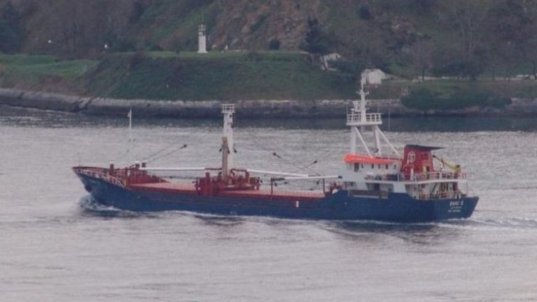 Турски товарен кораб заседна край остров Бозджаада, Северозападна Турция, предаде