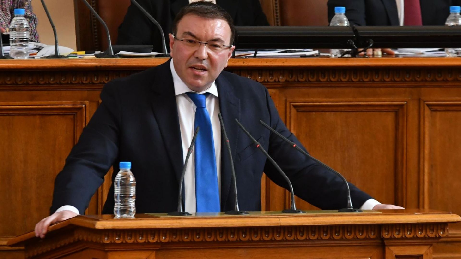 Проф. Ангелов в парламента: Палехте маски и казвахте, че няма вирус, сега сте загрижени