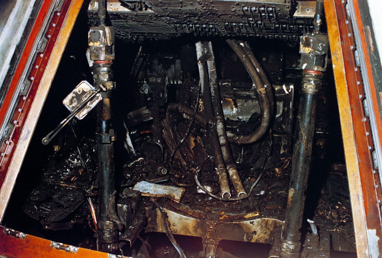 "Аполо 1" претърпява авария по време на наземни тестове, а екипажът загива в капсулата