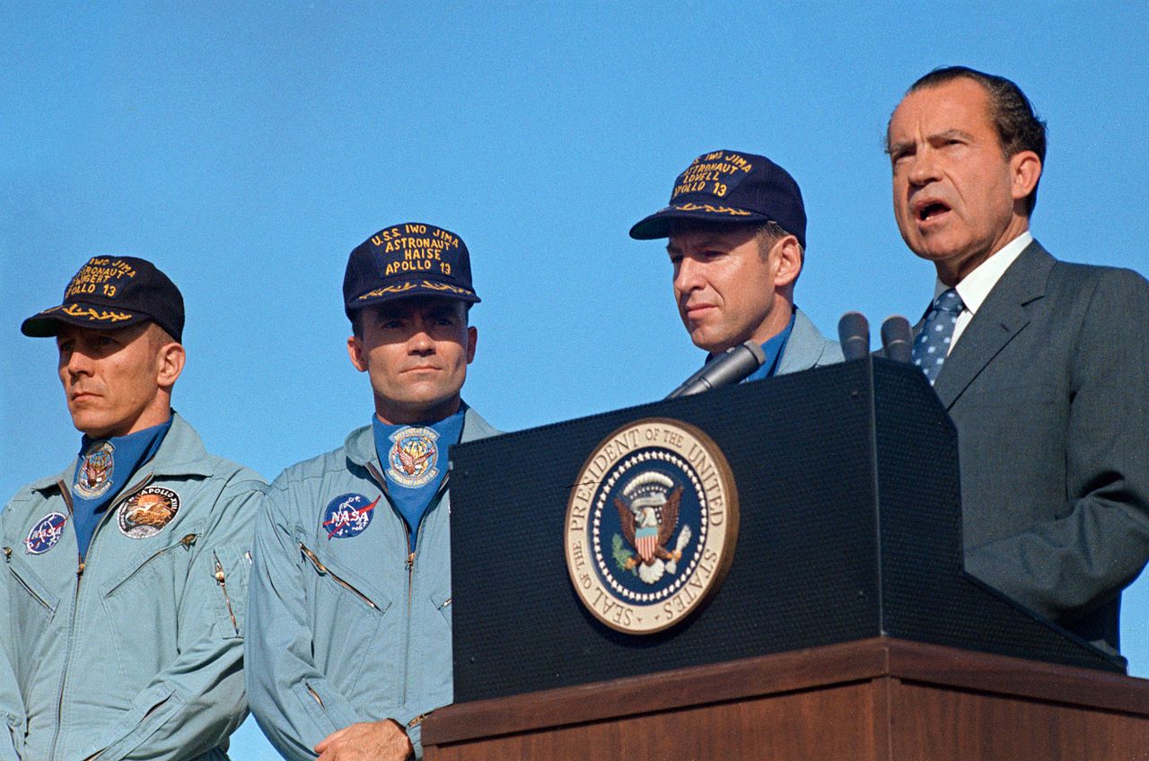 Астронавтите Лавел, Хейз и Суайгарт са посрещнати като герои от тогавашния президент Ричард Никсън