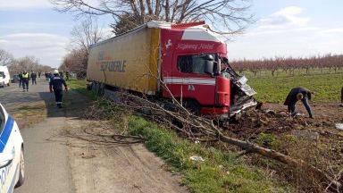  ТИР опустоши две коли на пътя Айтос-Бургас, има умряла жена и затиснати (снимки) 