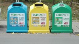 Почистват и дезинфекцират цветните контейнери за отпадъци в столицата