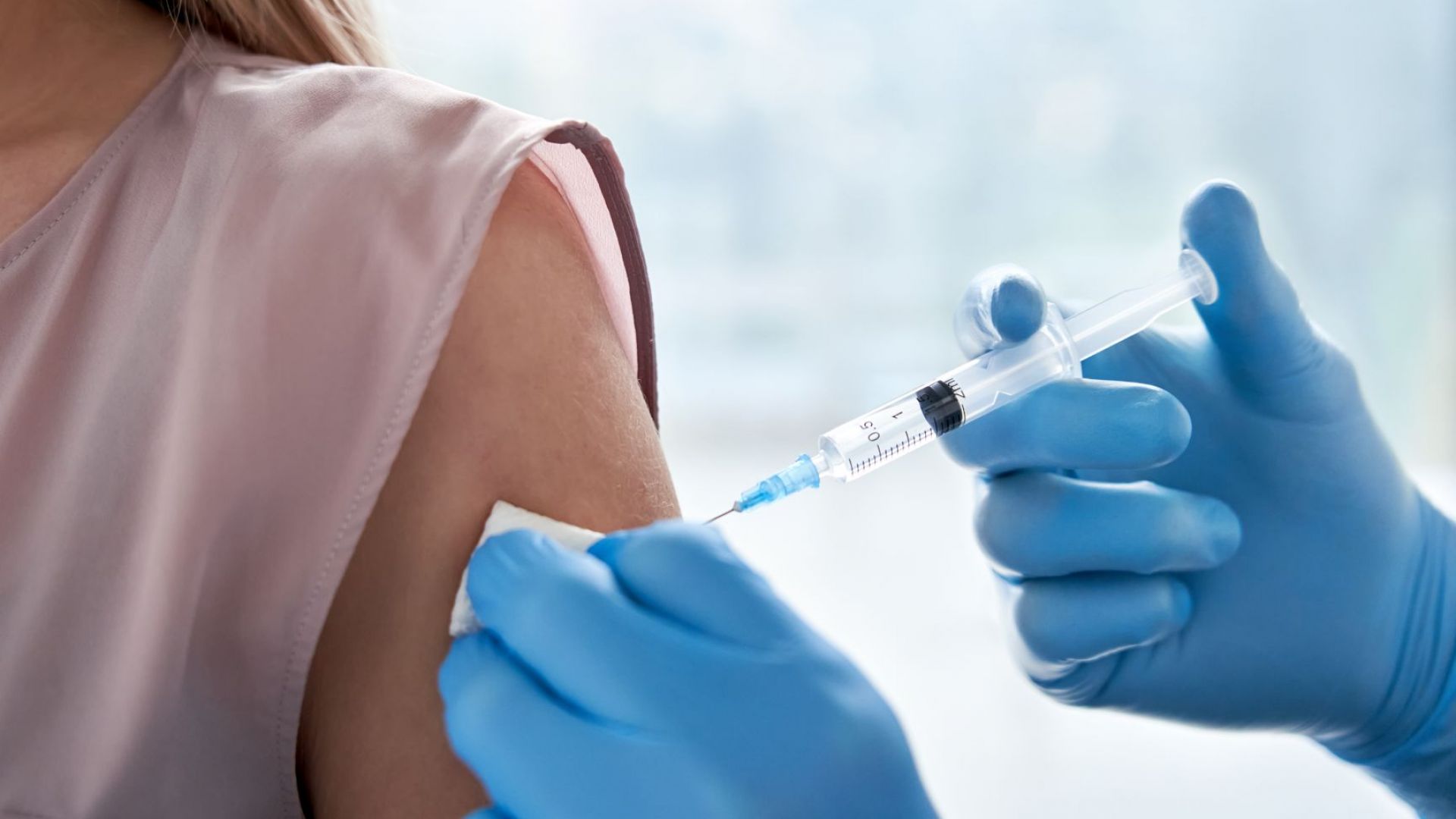 Имунизирани с две различни ваксини не могат да получат сертификат