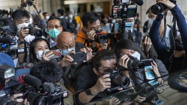Супербогатият хонгконгски медиен магнат Джими Лай получи днес две присъди