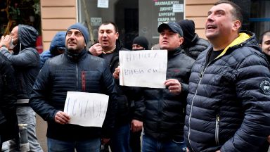 Млади социалисти скандираха "Оставка" за лидера на БСП пред "Позитано"