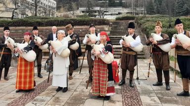 Бюст паметник на родопската певица Радка Кушлева бе открит днес на