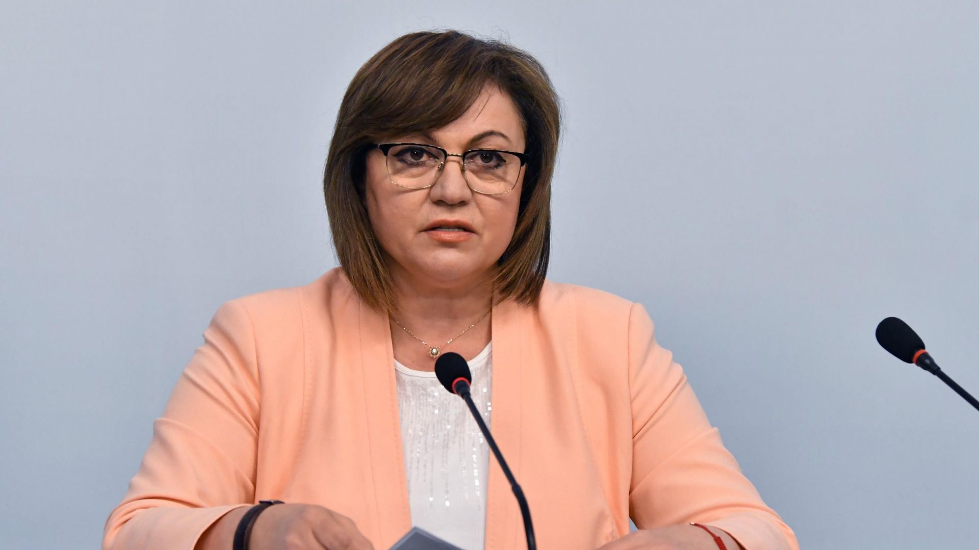Нинова за санкциите: Защо трябва някой отвън да ни решава проблемите?