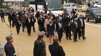 Икономисти финансисти юристи инженери учени спортисти и разбира се