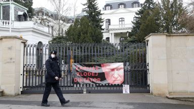 Чехия експулсира 18 служители в посолството на Русия в Прага