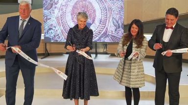 Със стихотворението на Младен Исаев Високи сини планини посланикът на