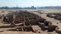 Археолози откриха древен град, заровен в пясъците в Луксор