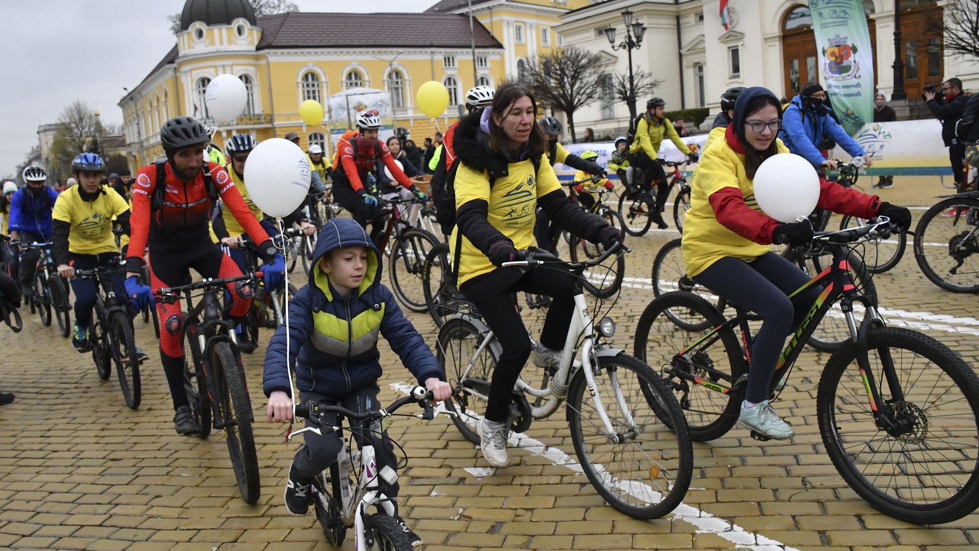 Стотици се включиха във велошествието "За по-чист въздух" в София