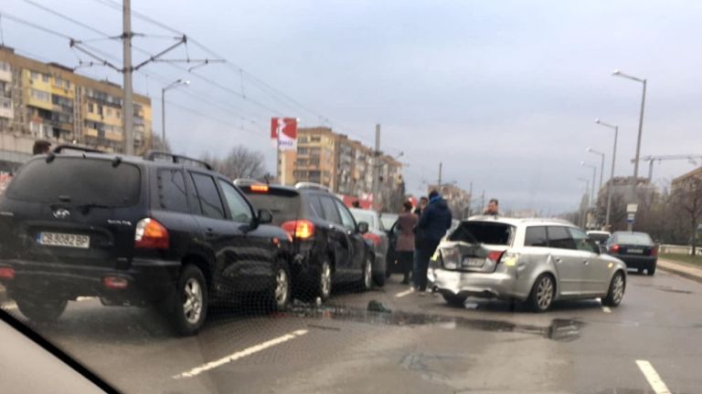 Верижна катастрофа с шест коли на столичния булевард Ботевградко шосе.