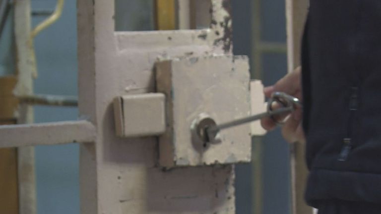 И надзирателите от затворите се присъединяват към протеста на пожарникарите