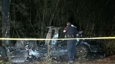 Двама мъже са загинали след катастрофа на автомобил на Тесла