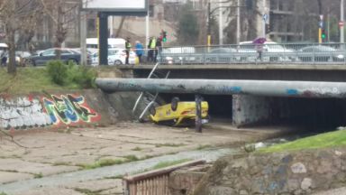 Такси се приземи по гръб на дъното на канала на