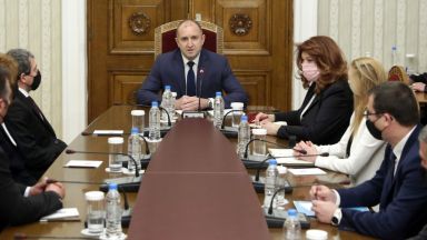 Президентът ще проведе днес консултации с парламентарно представените партии и