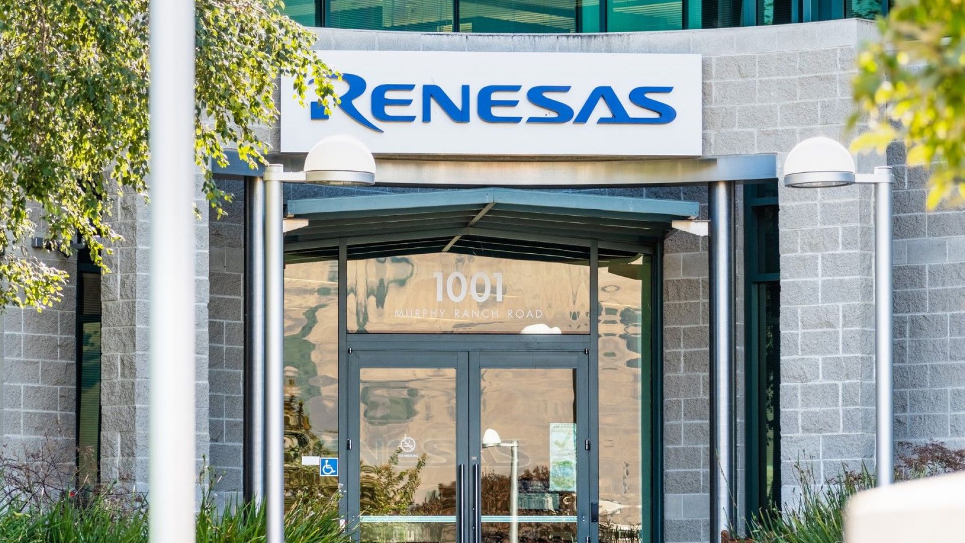 Водещият производител на чипове Renesas пуска отново опожарения си завод