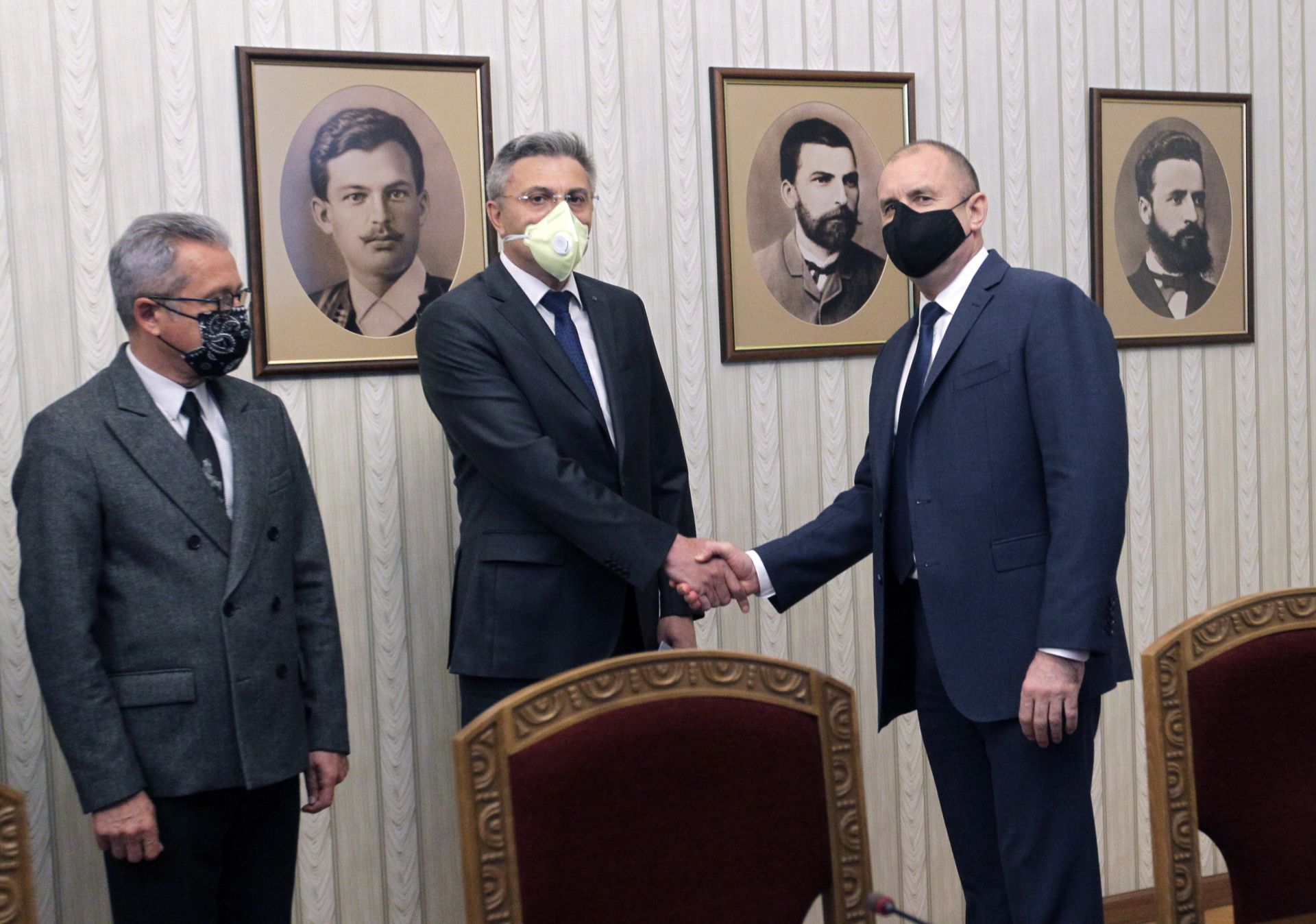Румен Радев се ръкува с лидера на ДПС Мустафа Карадайъ
