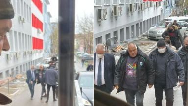 Папарашки снимки на Бойко Борисов който слиза от служебната си