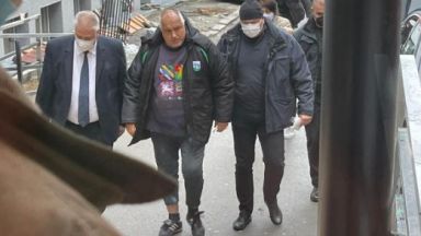 Папарашки снимки на Бойко Борисов който слиза от служебната си