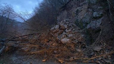 Свлачище затвори пътя София Самоков Свличането е станало малко преди полунощ