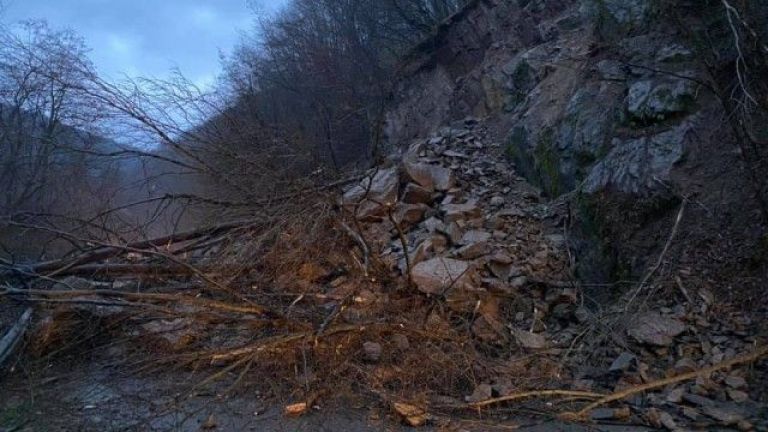 Свлачище затвори пътя София-Самоков. Свличането е станало малко преди полунощ,